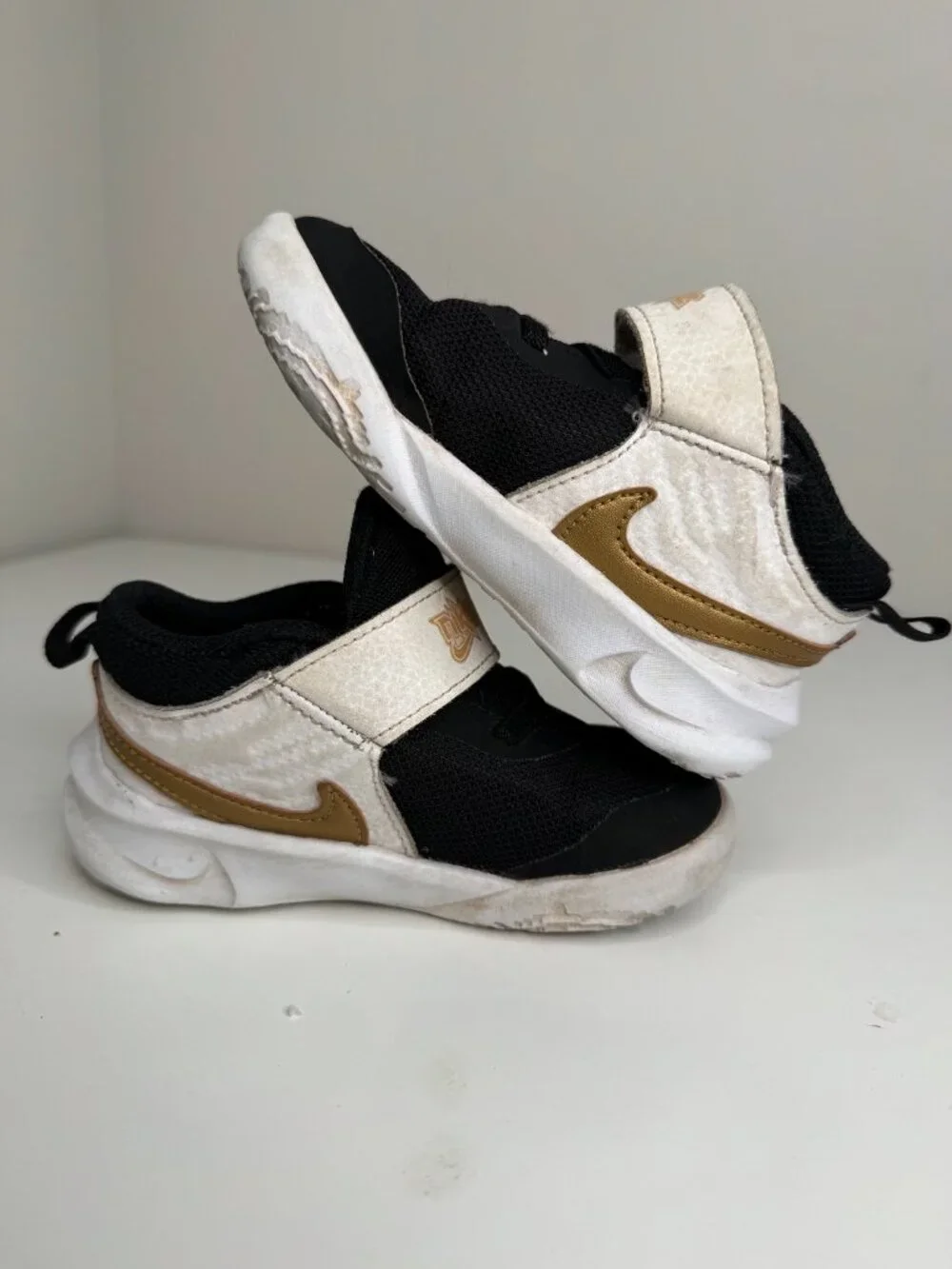 Nike Team Hustle D10 Baby Shoes Boys 8C Black White Hook and Loop Strap Leather